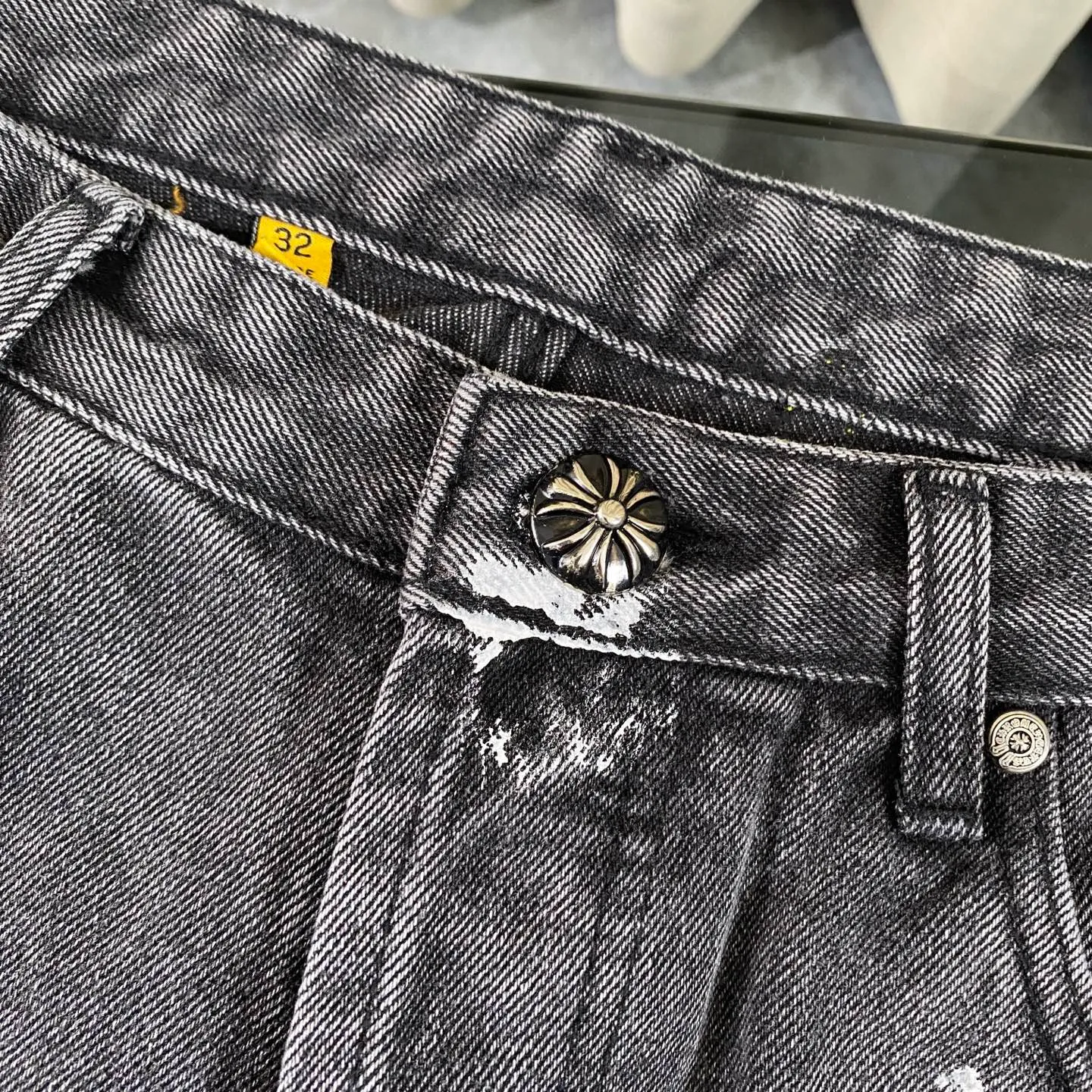 P270 CH Chromehearts colorful stitched cross patch leather retro hand-painted splash-ink jeans, counter price 34W level, patch cross flower embellishment, washed jeans! ! An absolutely high-end luxury product, a 1.9W-level god-level single product, a super popular product, made by top heavy industry, a magic weapon that cannot be missed! [About Zangyin] This is an extremely luxurious fashion brand that can also be called the aristocracy of the high street. It has always been an exclusive brand for some hipsters or rich second generations. Compared with ordinary high streets, it is more luxurious and noble. Compared with luxury brands, it is more fashionable and individual. It has always been a brand that I have a special liking for. [Top heavy industry fashion design] Consistently high-street luxury style. Speaking of this style, the Zangyin family and GU family are definitely the leading representative brands. Especially the Zangyin family has really achieved a state-of-the-art effect in creating high-street style. The unique washed material is used to create this style. The color system is already quite eye-catching. After it is decorated with patchwork cross flowers, it cleverly highlights the charm of the brand. Secondly, this style uses classic The high-waist cutting design highlights the long legs and fashionable temperament of the upper body. The brand is highly recognizable and the slim fit configuration is more suitable for daily wear. It is a product that interprets personality, fashion, and specifications at a glance. This single product is enough to make any fan excited. It can be a white T-shirt for a youthful college style, or a tight suspender for a royal style. It has strong matching ability and can be easily controlled by men.  [Materials and craftsmanship] Needless to say, this point goes without saying. As an excellent craftsman brand, Zangyin’s requirements for details and craftsmanship are really perfect. The washed color of this model has gone through so many processes, not to mention the embellishment of denim appliques. It is also purely hand-made and sewn. Just like what they believe in, only hand-made things have soul and have the meaning of wear. A top-notch heavy-duty fashionable denim item, I look forward to your perfect interpretation! !  Color: black gray Size: 28-36